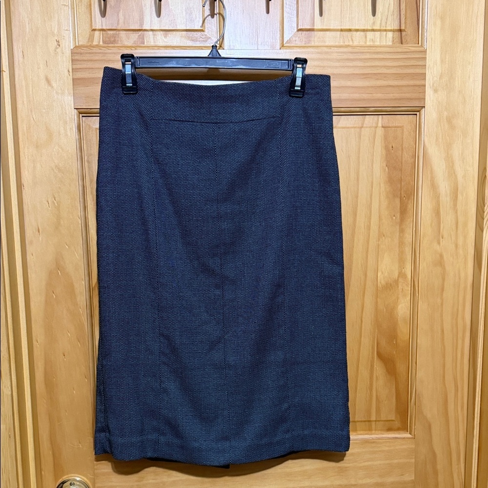 Worthington Black Textured Midi Pencil Skirt. Size 10.